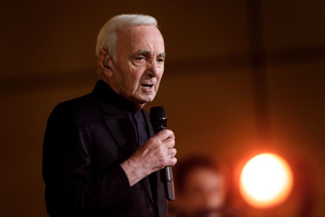 El cantante francés Charles Aznavour murió el 1 de octubre de 2018 en su casa de los Alpes Franceses. Aznavour era conocido por canciones en lengua francesa, entre ellas “Hier Encore” y “She”.