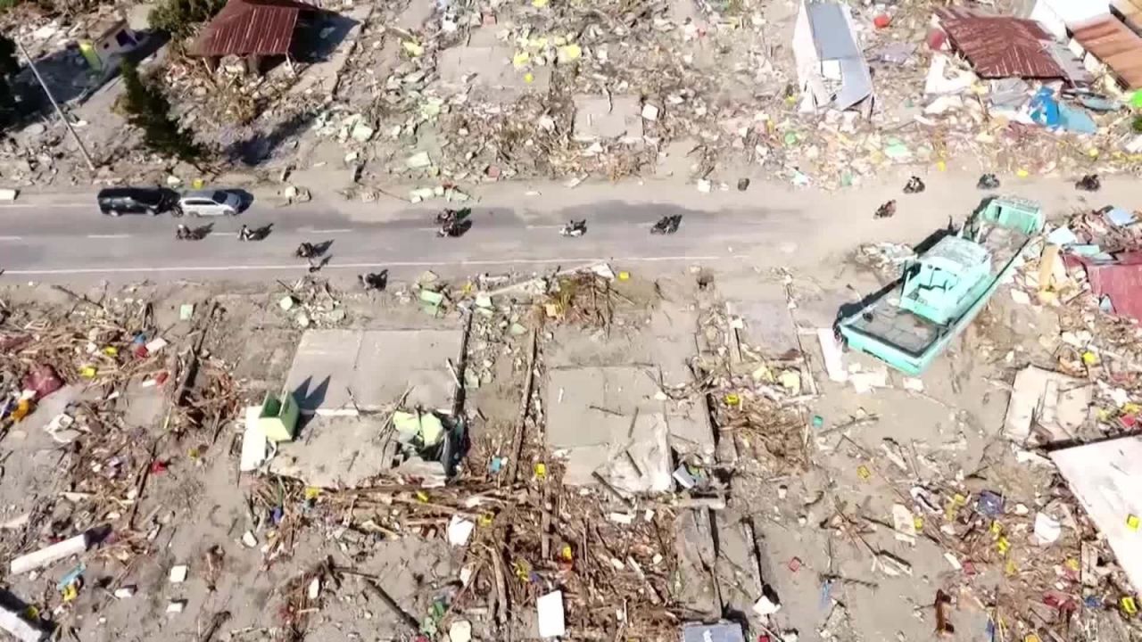 CNNE 573573 - un dron capta la magnitud de la devastacion en indonesia