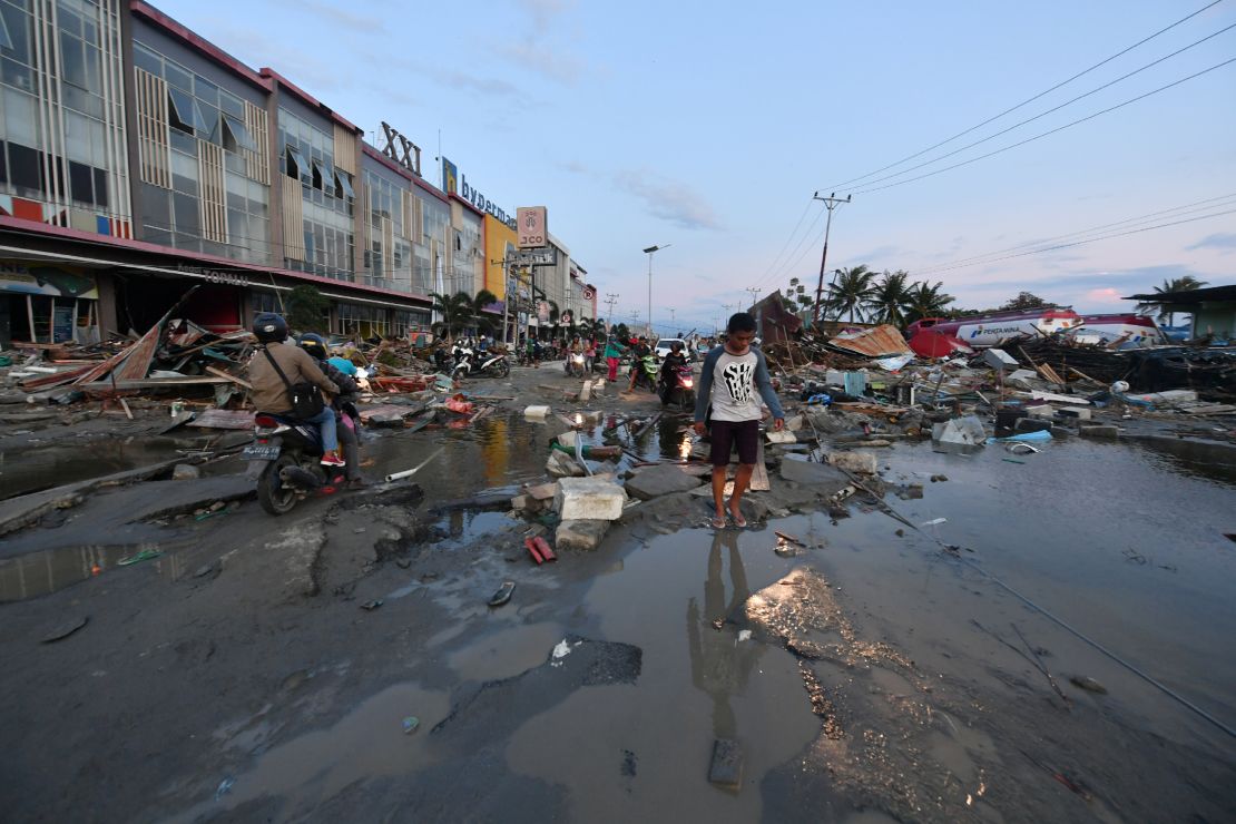 Un hombre tras el tsunami en Indonesia.