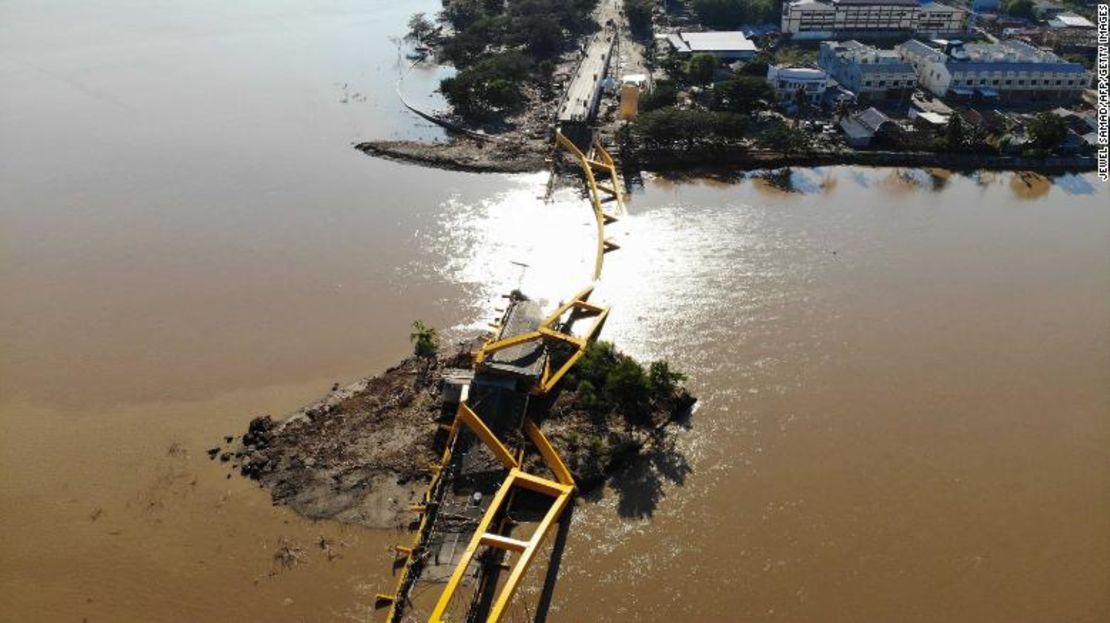 Un puente derrumbado en Palu, la capital provincial de Sulawesi.