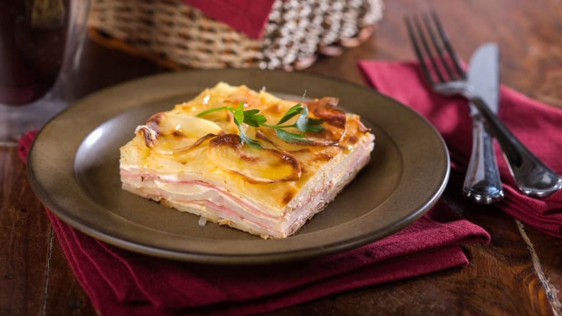 El pastel de papa es uno de los platos que podrás encontrar en las picanterías de Arequipa, Perú.