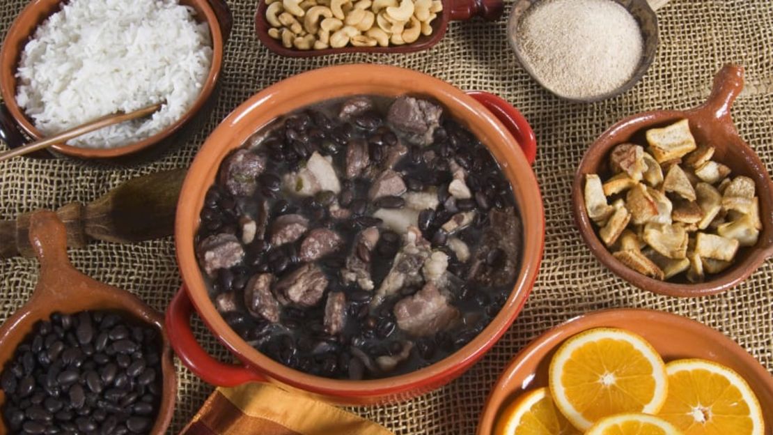 Una feijoada, el plato típico de Brasil por definición.