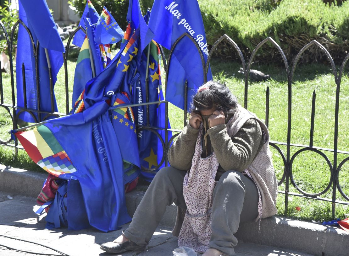 Un vendedor de banderas de Bolivia llora tras conocer la resolución de La Haya.