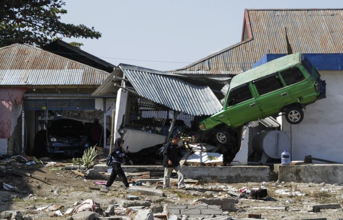 Un poderoso terremoto de magnitud 7,5 golpeó la isla de Sulawesi, en Indonesia, el pasado viernes, provocando un tsunami y acabando con la vida de más de 800 personas. Advertencia: las siguientes imágenes pueden contener material perturbador. Se recomienda discreción. En la imagen, personas caminan por el área de Talise Beach de la ciudad de Palu el lunes 1 de octubre.