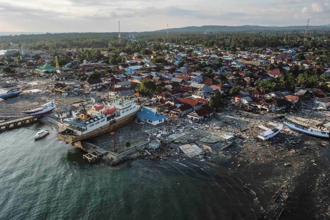 Un barco quedó varado en la costa de Wani, Indonesia.