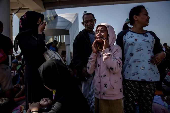 Una niña llora afuera del aeropuerto de Palu, después de que reabriera el 1 de octubre. Cientos de personas llegaron a este lugar para alcanzar un cupo en los pocos vuelos que salen del área.