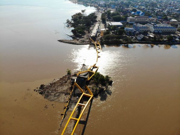 Otra escena de devastación en Palu. Casas, negocios y vehículos a lo largo de la costa fueron arrasados ​​por las violentas olas del tsunami. Las carreteras y los puentes fueron destruidos.