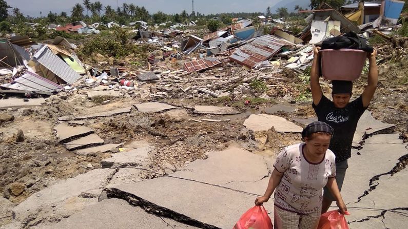 Los residentes de Palu intentan rescatar sus pertenencias el 29 de septiembre.