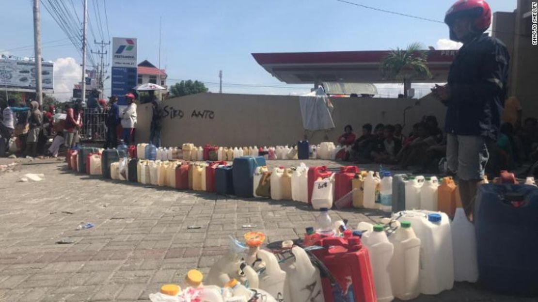 Las botellas se alinean frente a una gasolinera en Palu el martes, esperando ser llenadas con un combustible.