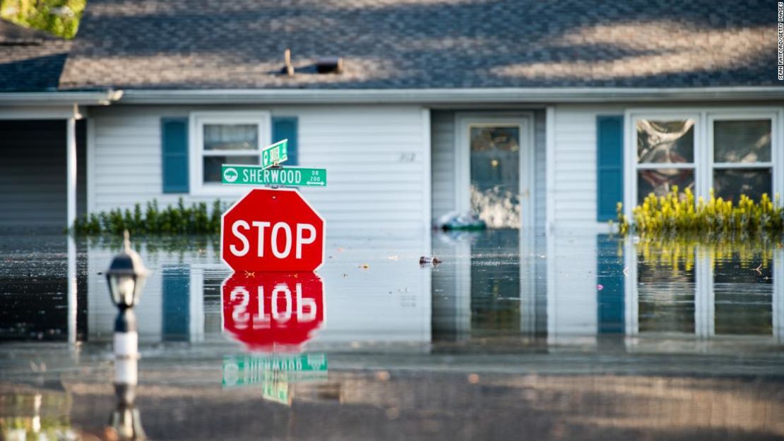 En esta imagen se ve una casa totalmente inundada por las lluvias ocasionadas por el huracán Florence, cerca de Crabtree Swamp, el 26 de septiembre de 2018, en Conway, Carolina del Sur.