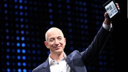 CNNE 574463 - jeff bezos se queda con el puesto #1 entre los mas ricos del mundo