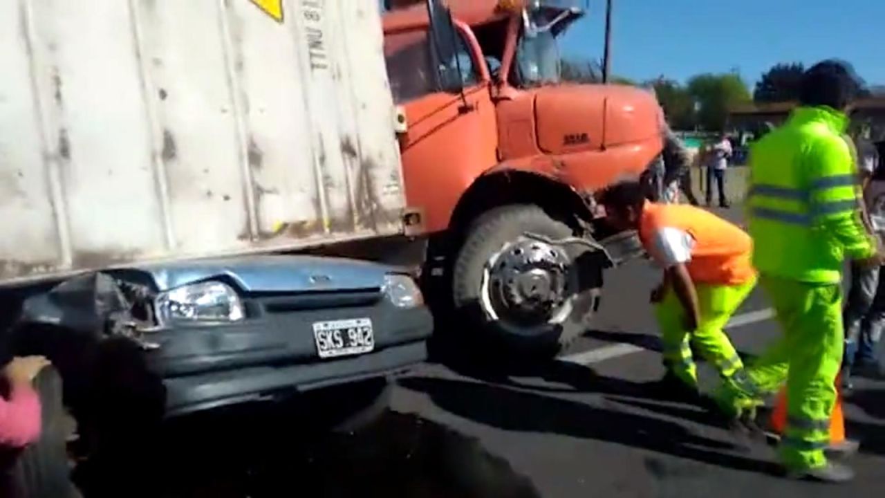 CNNE 574522 - pasajeros de autos quedaron atrapados bajo un camion