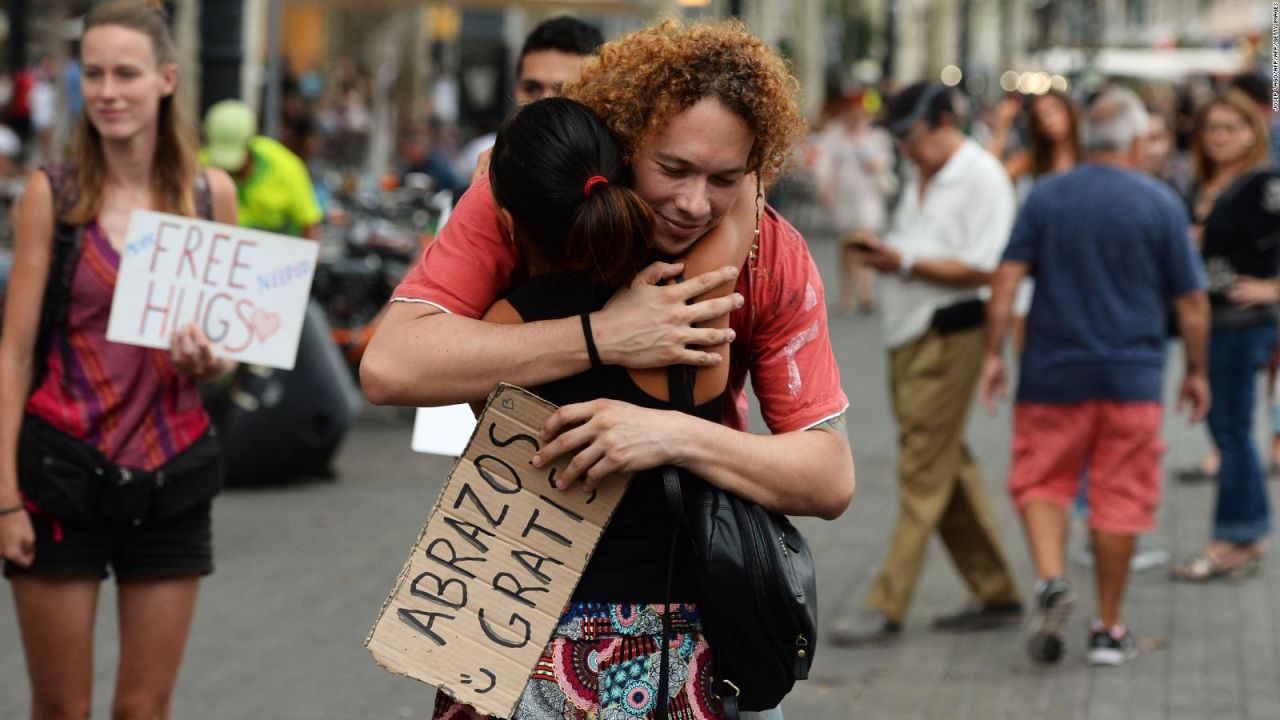 CNNE 574779 - abrazos contra la tristeza