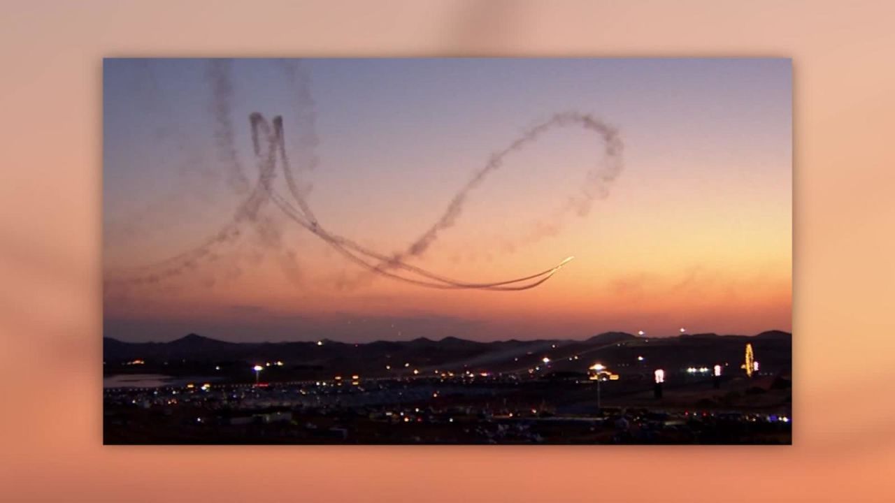 CNNE 574970 - acrobacias en avion y fuegos artificiales, los componentes de este festival en china