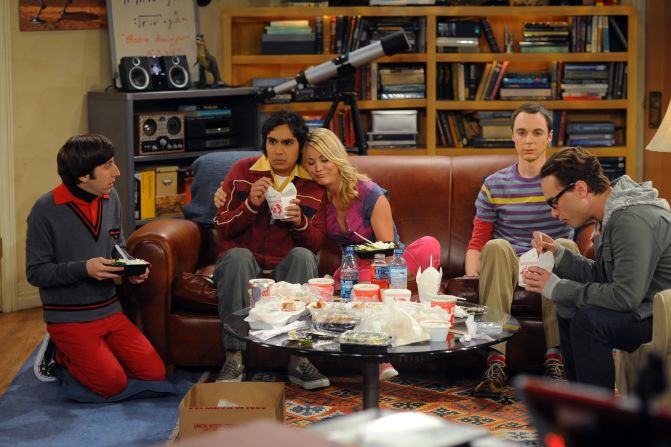 Fue el 24 de septiembre de 2007 cuando la cadena CBS estrenó en Estados Unidos “The Big Bang Theory”, una serie protagonizada por cuatro nerds y una incipiente actriz sin éxito. Penny (Kaley Cuoco), Leonard (Johnny Galecki), Sheldon (Jim Parsons), Rajesh (Kunai Nayyar) y Howard (Simon Helberg) se convertirían en el grupo de amigos que quisiéramos tener y al mismo tiempo ese en el que la mayoría de los televidentes no se identificaban.