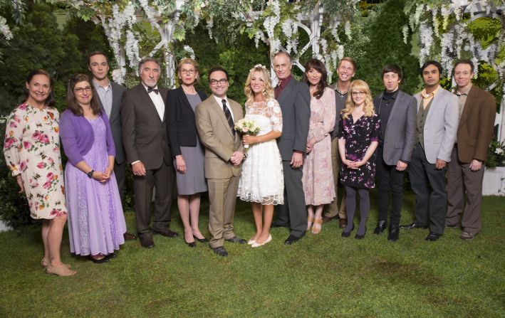 En el capítulo "The Conjugal Conecture", del inicio de la temporada 10, Penny y Leonard se casan con todos sus amigos y familiares presentes.