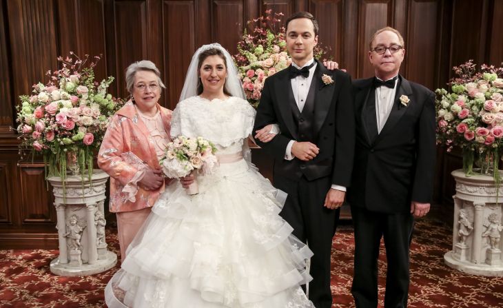 1Uno de los capítulos más esperados fue el de la boda entre Sheldon y Amy en el capítulo "The bowtie Asymmetry", que marca el final de la temporada 11. ¿Quién mejor para presidir la ceremonia que el mismo Mark Hamill (Luke Skywalker), quien al final afirma: "Por el poder adquirido del portal web EvenYouCanPerformWeddings.com (hastatupuedesoficarunaboda.com), los declaro marido y mujer".