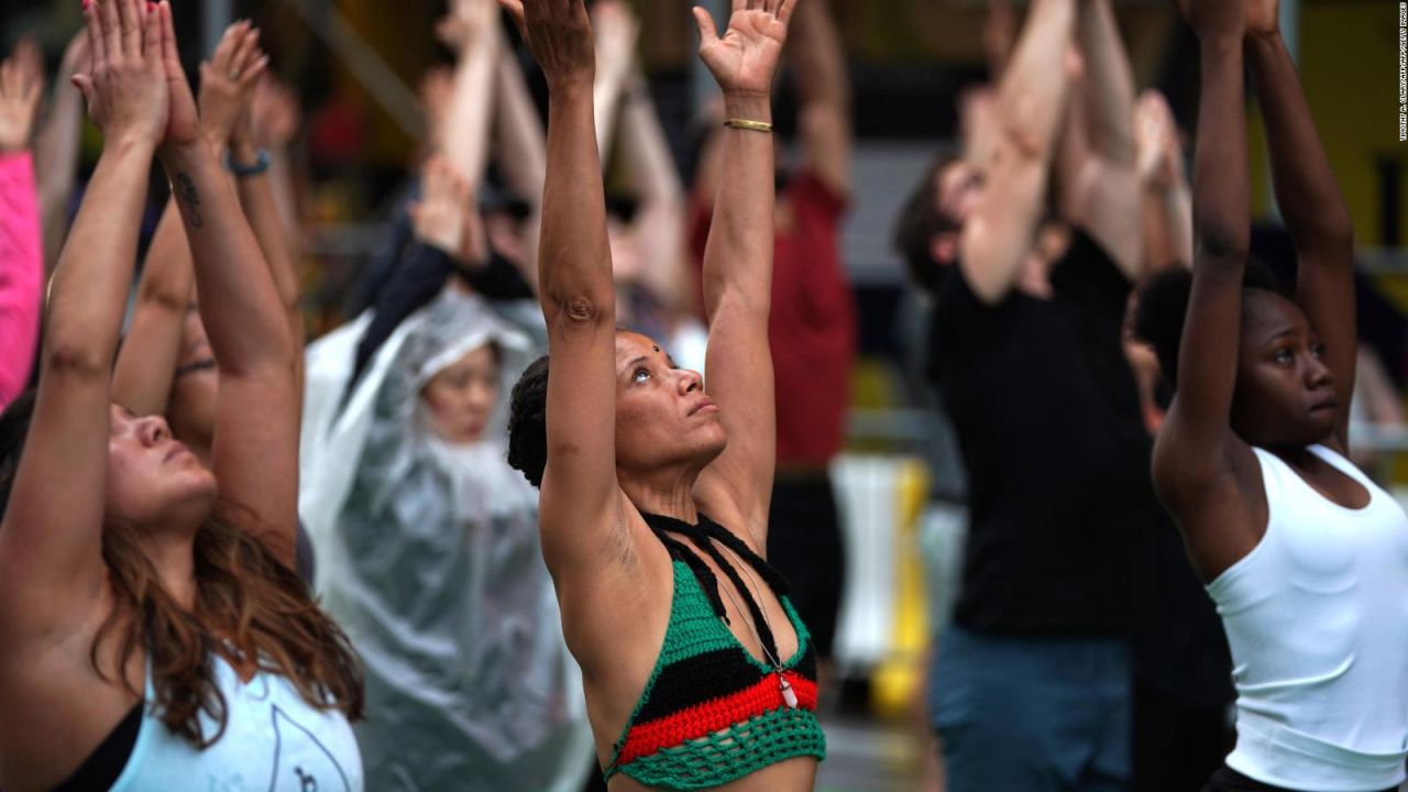 CNNE 575207 - ¿como se mezclan el empoderamiento femenino y el yoga?