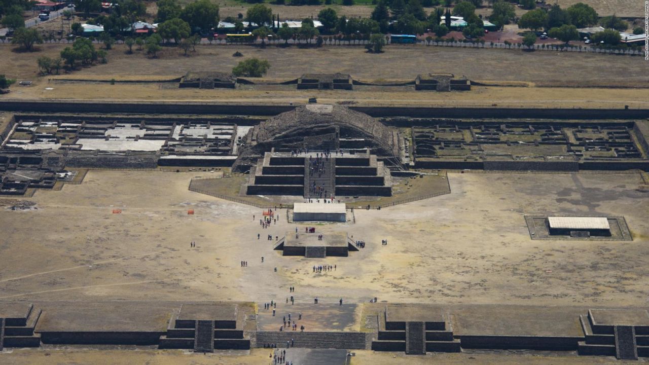 CNNE 575409 - el rock pesado hace vibrar teotihuacan, mexico