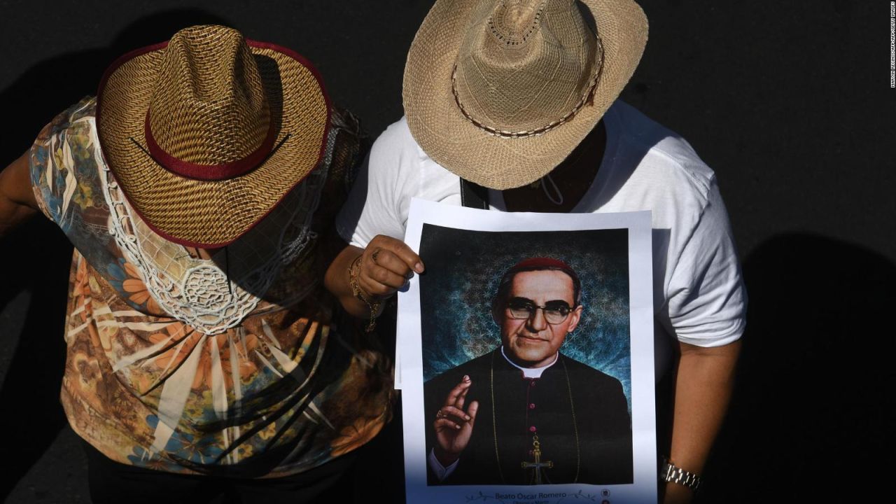 CNNE 575426 - salvadorenos recuerdan a oscar arnufo romero como un martir y un guia espiritual