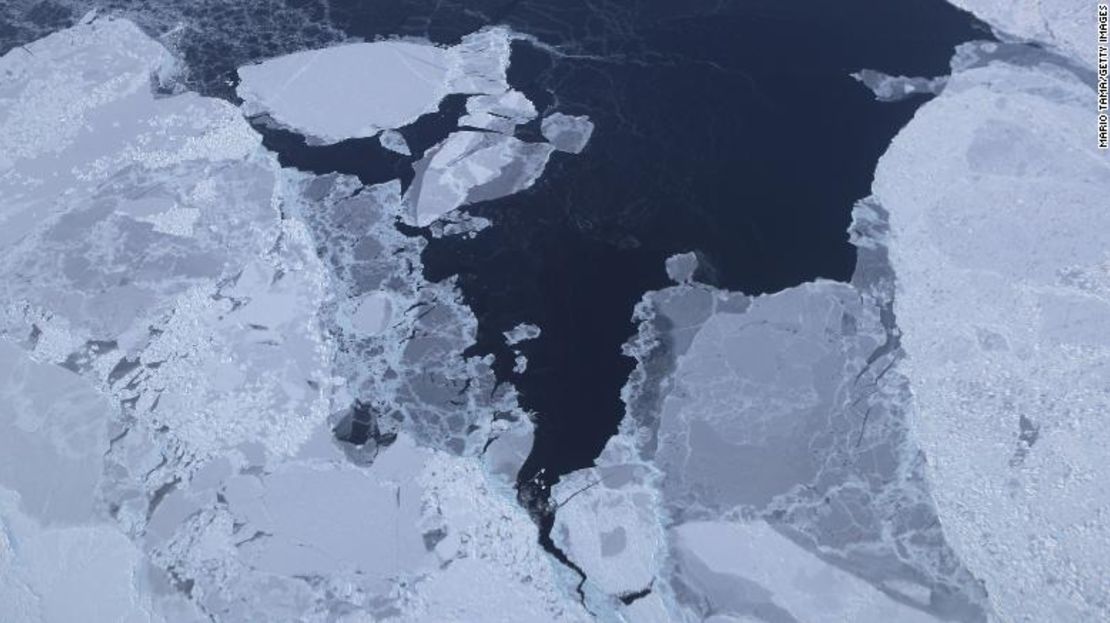 El hielo marino se ve desde el avión de investigación Operación IceBridge de la NASA en la costa noroeste de Groenlandia. Los científicos dicen que el Ártico ha sido una de las regiones más afectadas por el cambio climático.