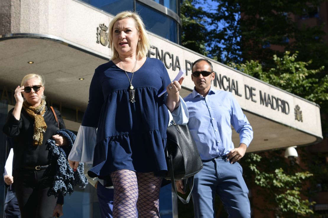 Inés Madrigal, quien denunció haber sido una de los "niños robados", a la salida del tribunal en el que declararon culpable y absolvieron al médico que la robó a su familia biológica.