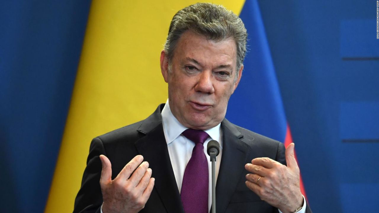 El Premio Nobel de la Paz 2016, expresidente de Colombia Juan Manuel Santos: "Por sus decididos esfuerzos para poner fin a la guerra civil de más de 50 años del país".