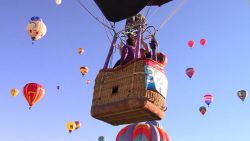 CNNE 576101 - esta pareja se caso en un globo de aire caliente