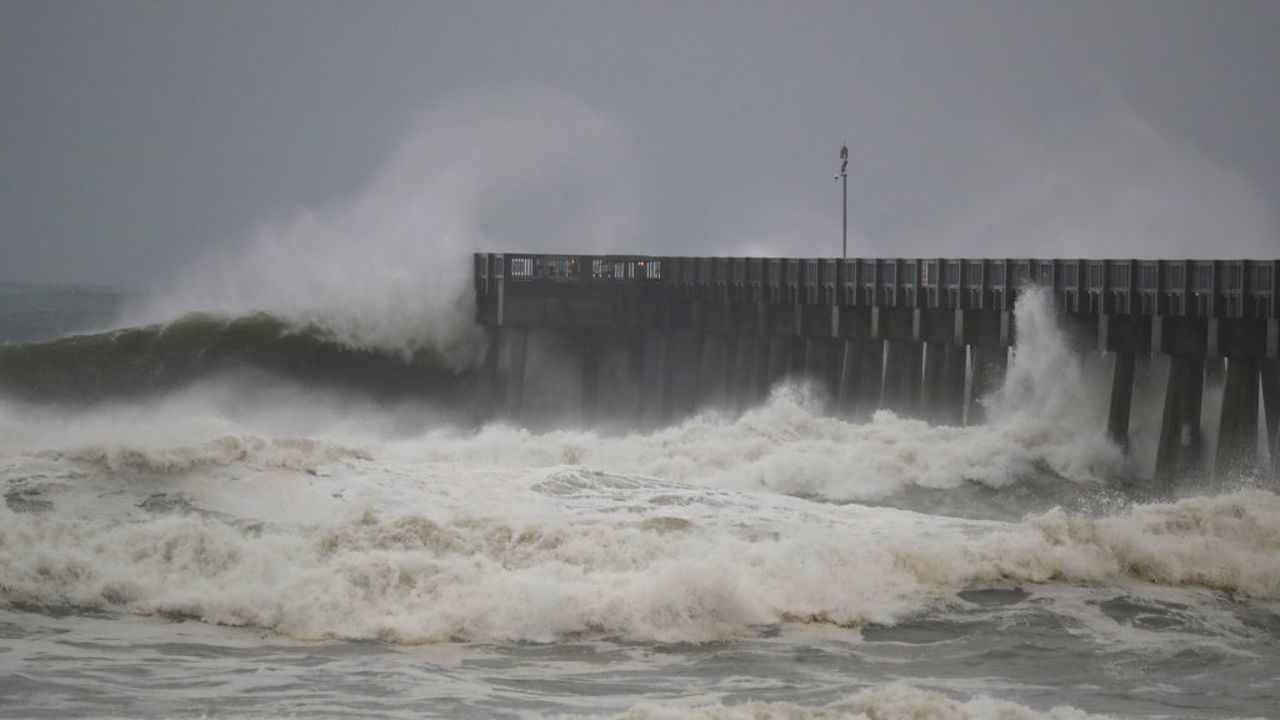 Las olas golpean un muelle en Panama City Beach, Florida, el 10 de octubre de 2018. Crédito: Joe Raedle / Getty Images.