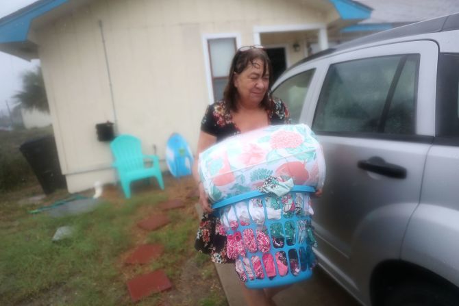 Kathy Eaton toma lo que puede de su hogar en Panama City Beach mientras trata de alejarse del huracán Michael.