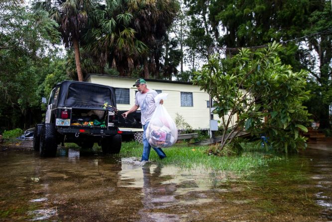 Mitchell Pope trata de salvar su casa móvil en St. Marks, Florida.