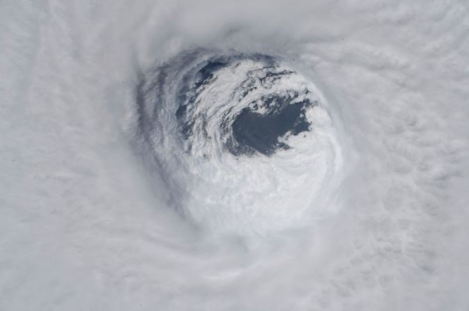 El huracán se fortaleció rápidamente en el Golfo de México después de golpear Centroamérica y el oeste de Cuba a principios de la semana. En esta foto se observa el ojo del huracán desde la Estación Espacial Internacional.