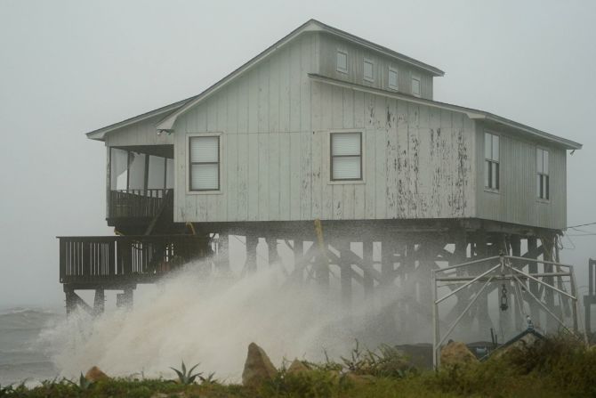 Las olas golpeaban una casa en Alligator Point durante el paso de la poderosa tormenta.