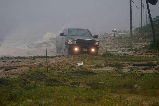 Michael, un peligroso huracán categoría 4 llegó al noroeste de la Florida con vientos sostenidos de 250 km/h. En esta foto una camioneta se desplaza por una vía de Alligator Point, Florida, que quedó devastada por el paso de la tormenta, el 10 de octubre de 2018.