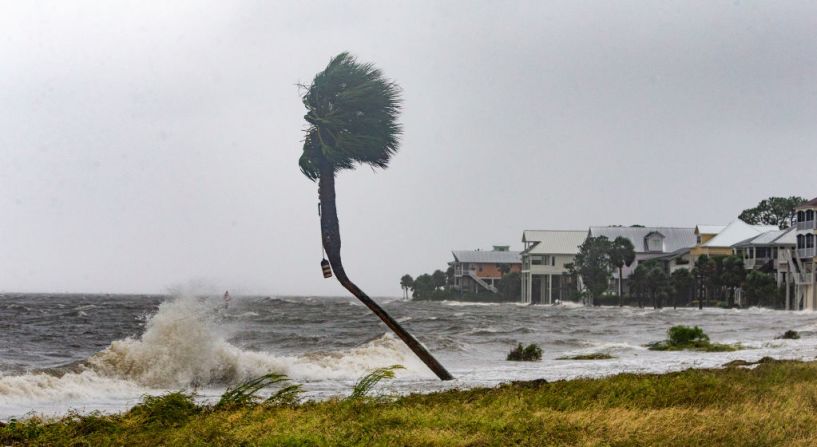 Michael es el responsable de los fuertes vientos en Florida, como se observa en esta foto tomada en Shell Point Beach. Mark Wallheiser/Getty Images)