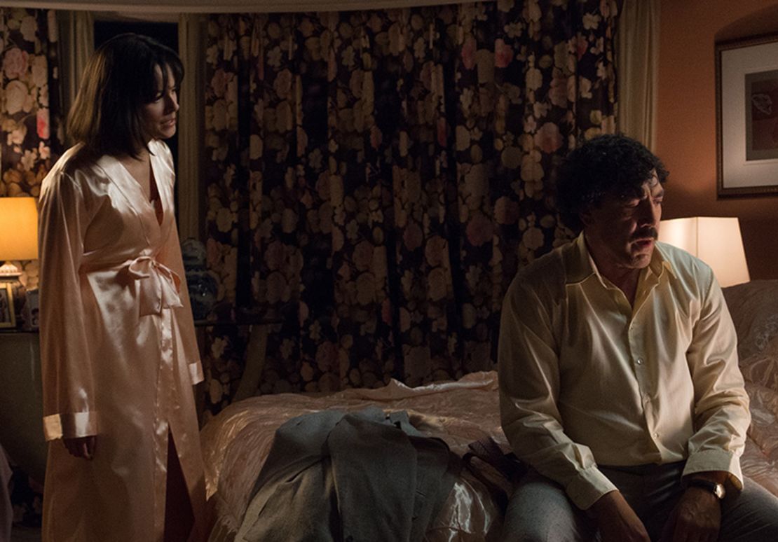 Julieth Restrepo (izquierda) y Javier Bardem (derecha, como Pablo Escobar) en "Loving Pablo".