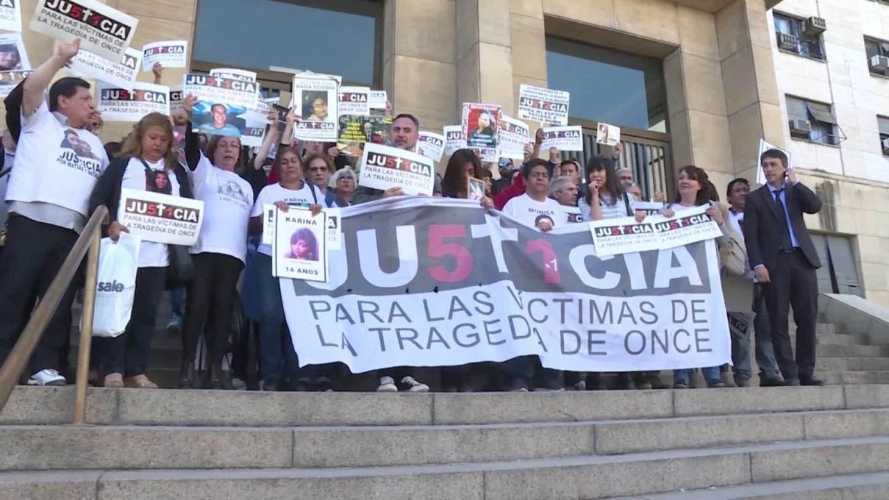 CNNE 576659 - familiares de victimas de la tragedia de once celebran condena contra de vido