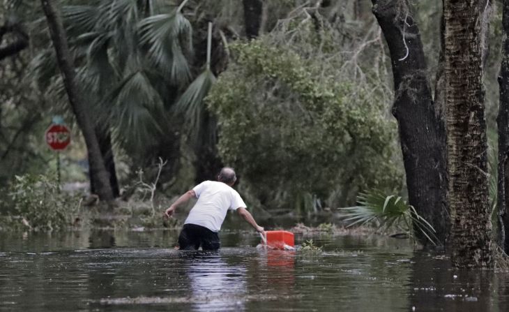 Un residente de St. Marks, Florida, saca un refrigerador de las aguas de la inundación producida por el huracán Michael cerca a su casa.