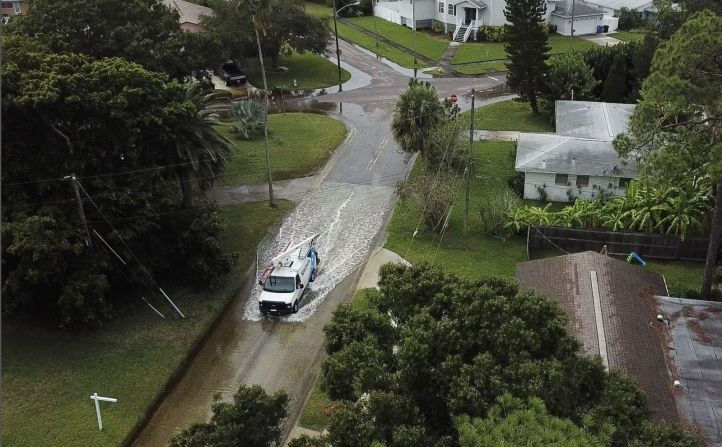 Las calles comienzan a inundarse a medida que se acerca una maera alta en St. Petersburg, Florida, el 10 de octubre.