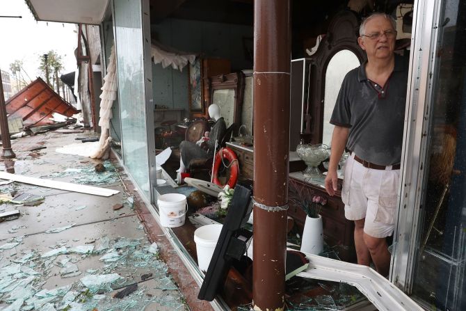 Mike Lindsey dentro de su tienda de antigüedades en Panama City, Florida, después de que fue destruida por el huracán Michael el 10 de octubre.