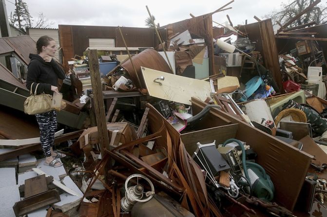 Haley Nelson inspecciona los daños en las propiedades de su familia en el área de Panama City, Florida.