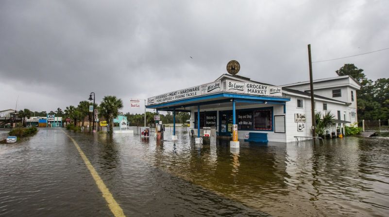 La tienda Bo Lynn's Market inundada en St. Marks, Florida, el 10 de octubre.