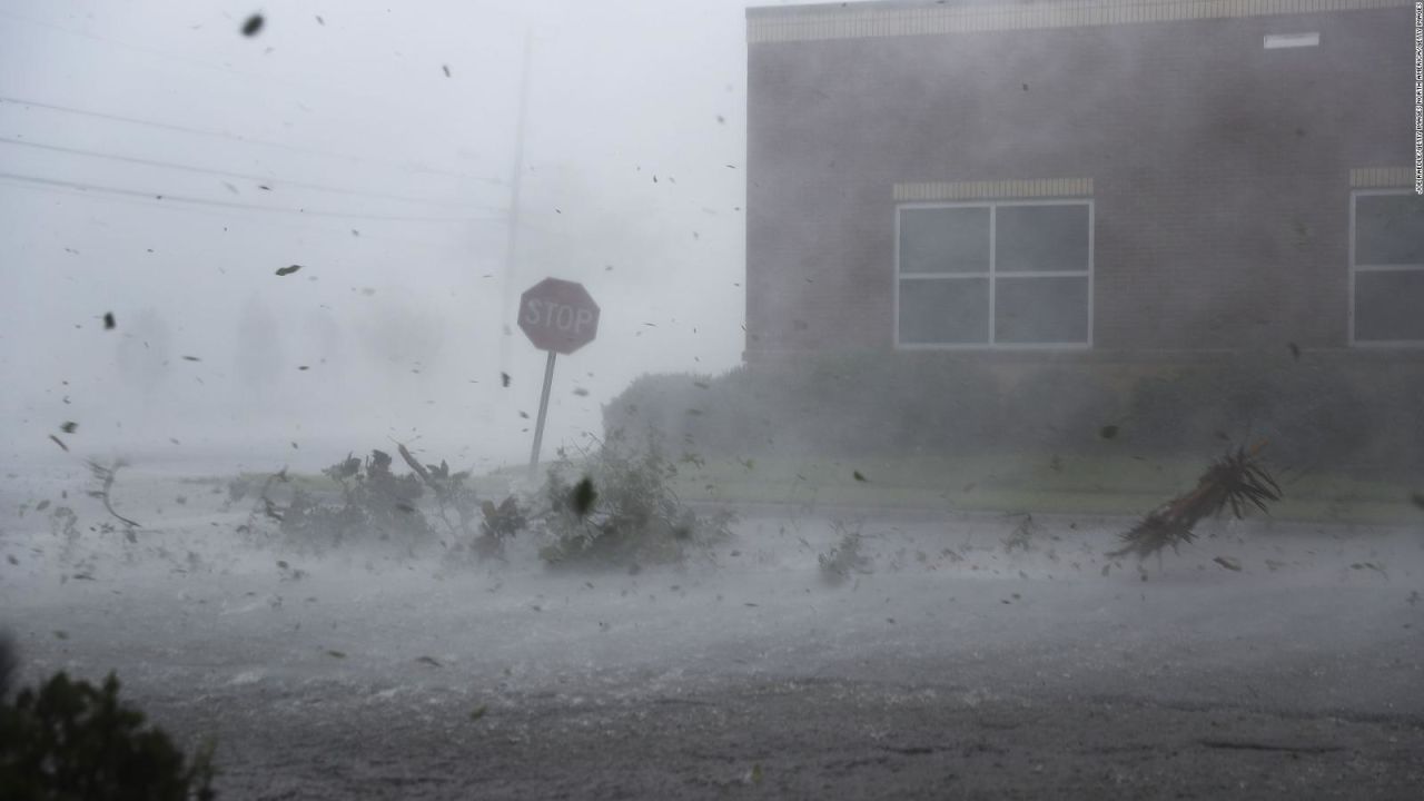 CNNE 576667 - asi azotaron a la florida los vientos de 250 km-h del huracan michael