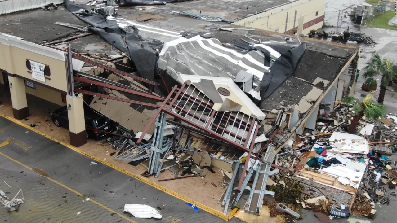 CNNE 576712 - varias estructuras colapsaron tras el paso del huracan michael