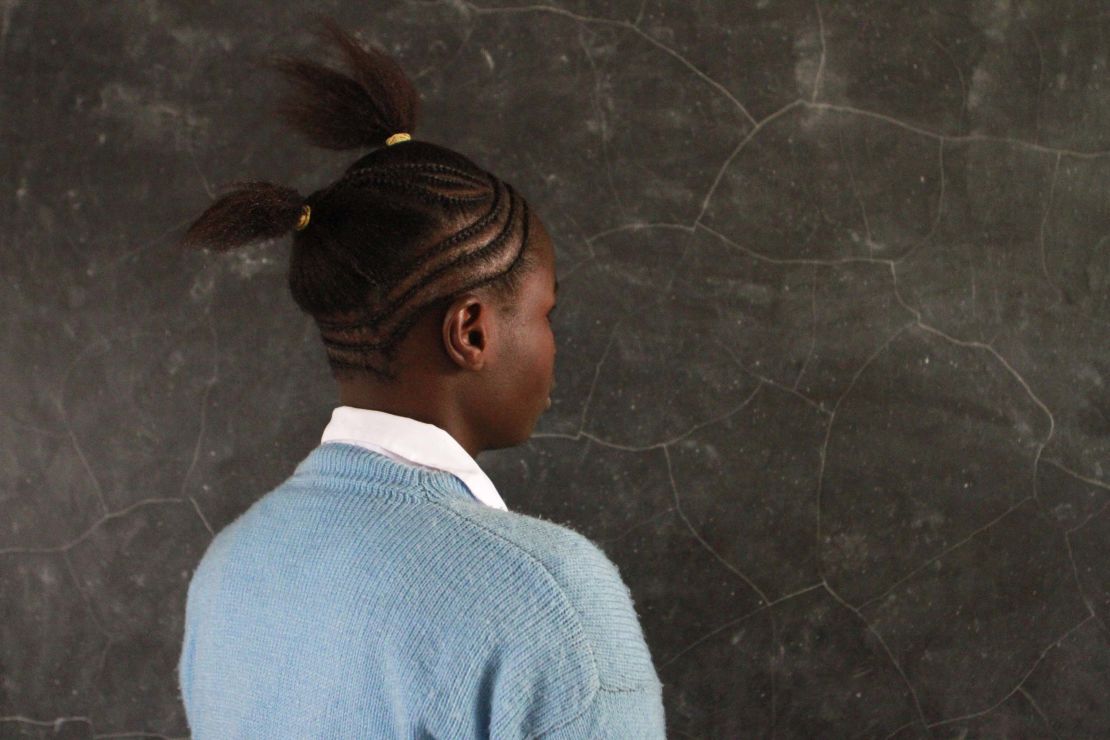 Elifuraha tenía 16 años cuando quedó embarazada. Intentó ocultar sus náuseas matutinas en la escuela, culpando a la malaria.