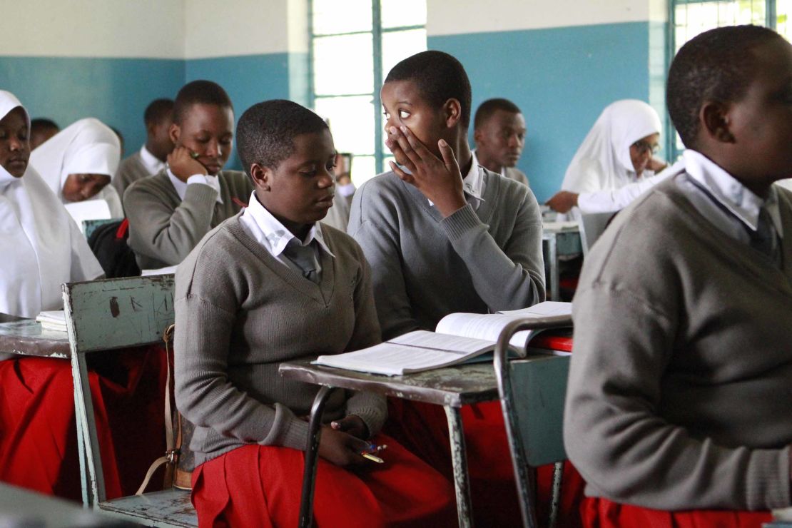 Las estudiantes asisten a clase en la escuela secundaria de Arusha.