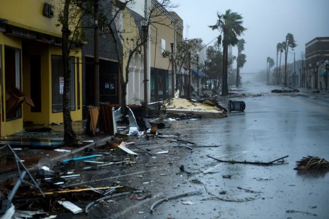 Michael es el huracán más fuerte que ha golpeado EE.UU. desde 1992, y sus vientos y marejadas causan estragos en la costa de Florida. Michael causó estragos en Mexico Beach, un pueblo a unos 32 km al suroeste de Panama City, Florida. Así quedó poco después del impacto del huracán.