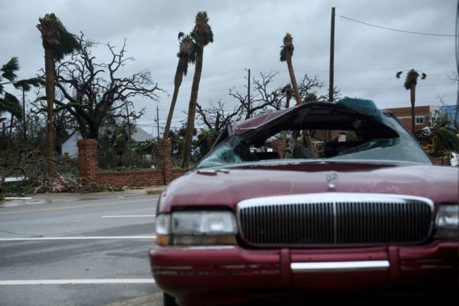 Árboles levantados de la tierra y este vehículo quedaron afectados por el paso de Michael en Mexico Beach.