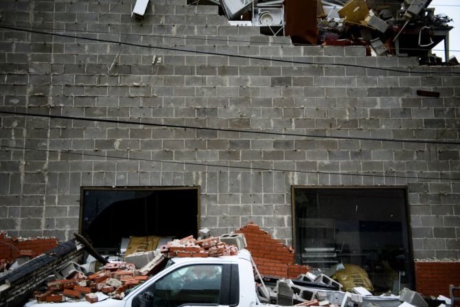 Un camión quedó debajo de una pared que colapsó parcialmente después del huracán Michael en Panama City, Florida.