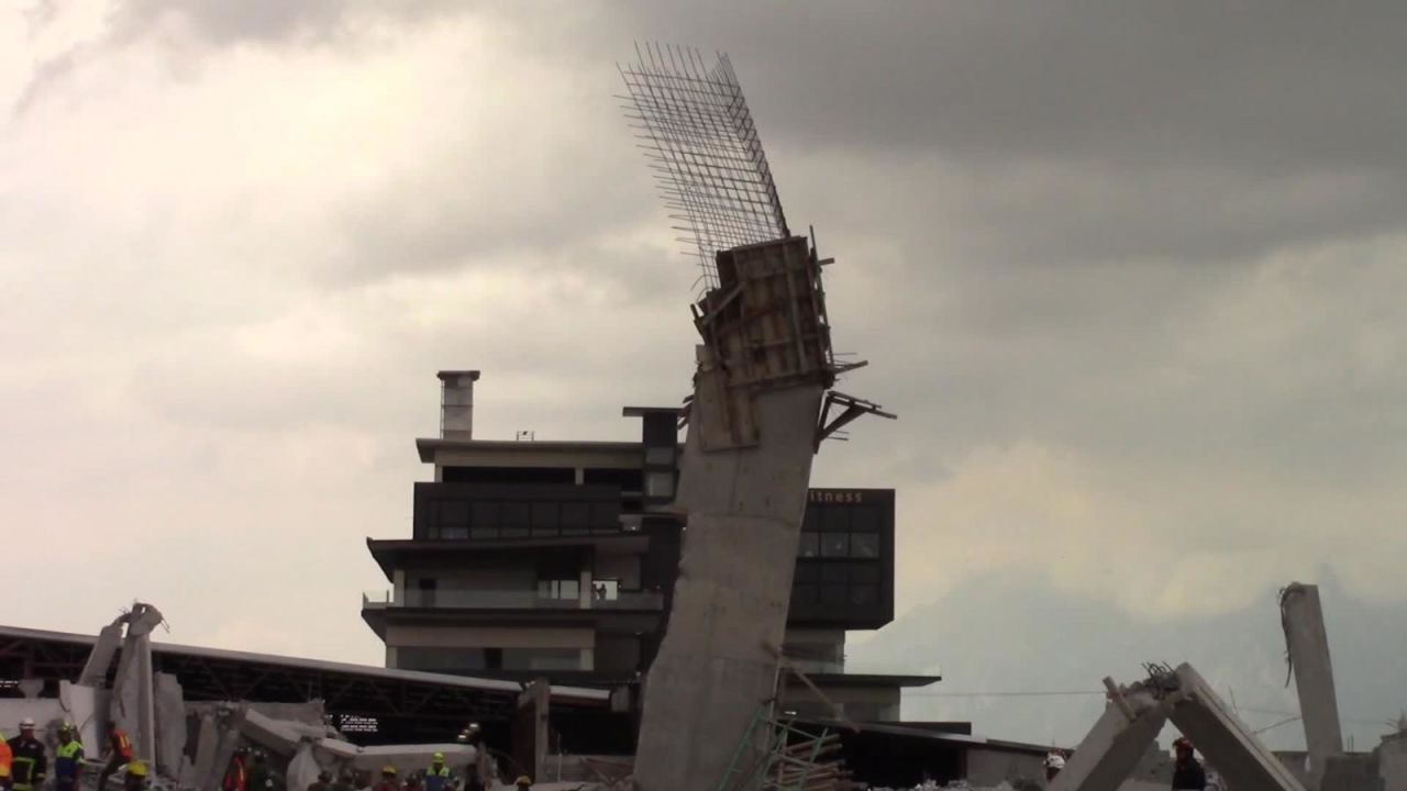 CNNE 576977 - centro comercial en construccion se derrumba en monterrey